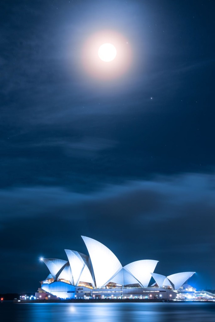 sidney di notte con luna piena australia